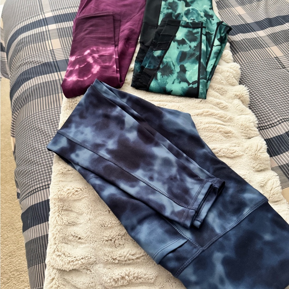 3 pairs woman leggings.. 2 Ideology and 1 Danskin. Like new…2 med and 1 large..